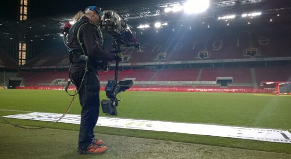 WM in Brasilien Köln Stadion Flutlicht leer